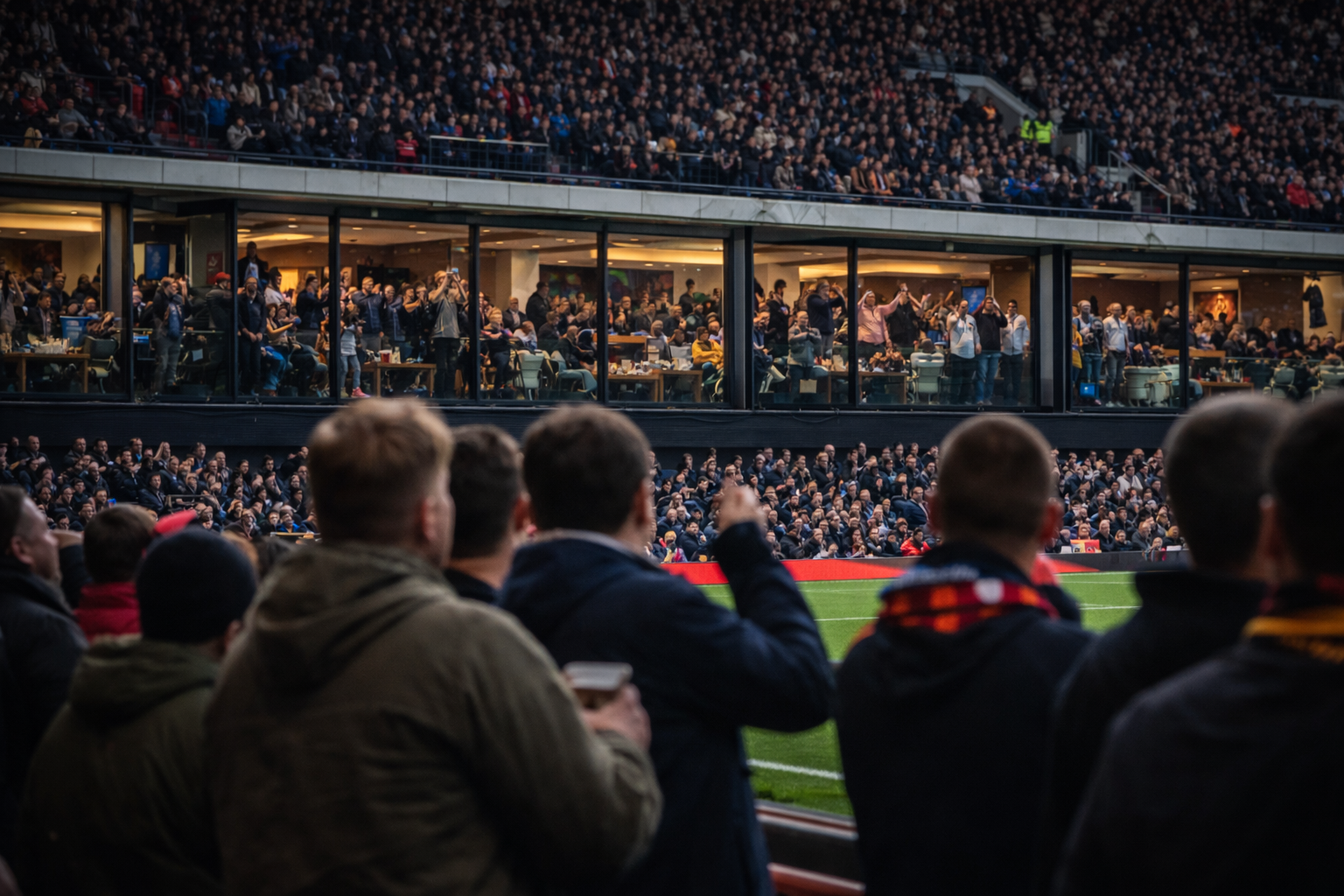 Publiek in Engels stadion met zicht op hospitality boxen